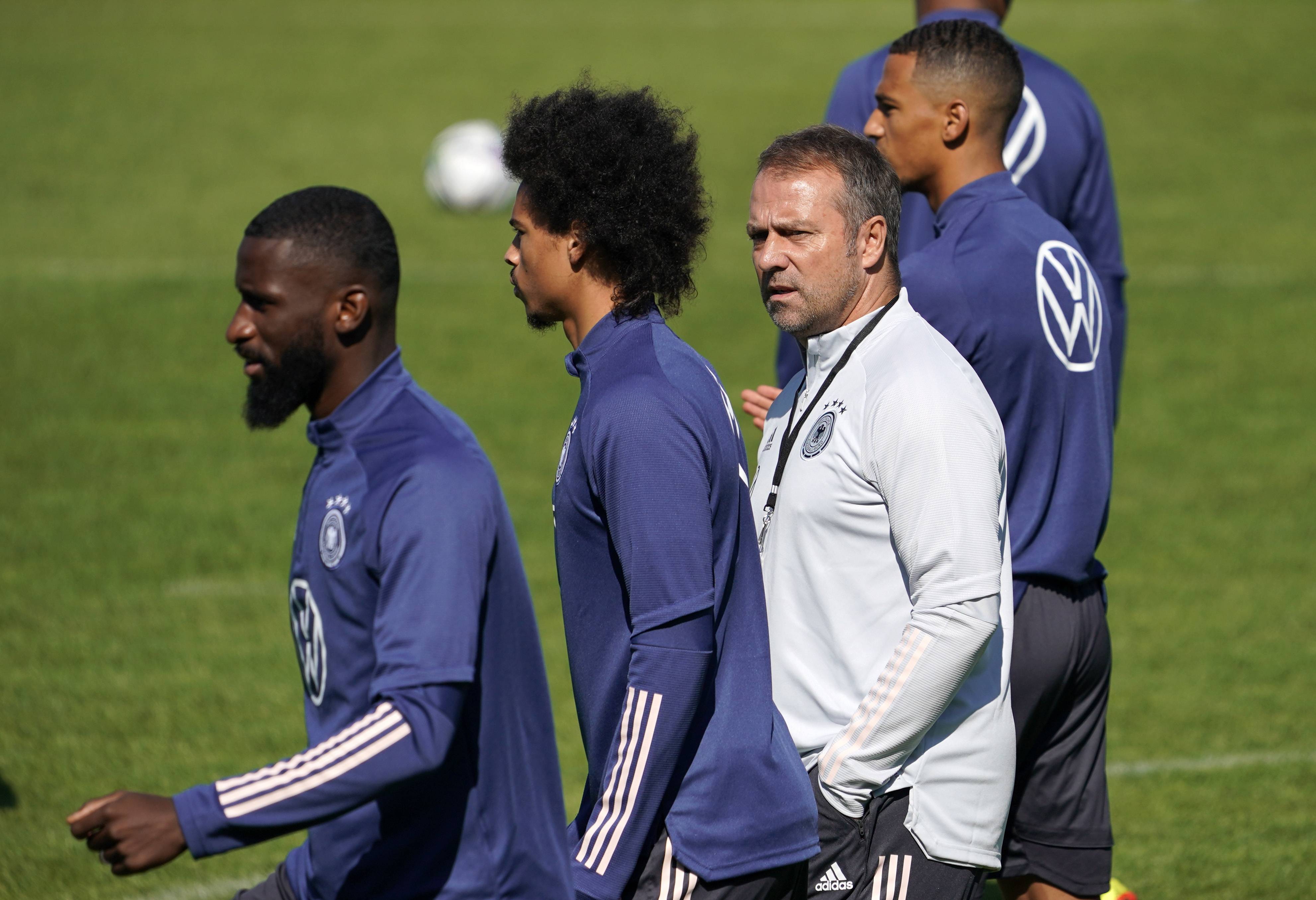 从斯图加特造点机会备战德国杯到费耶诺德围绕法甲调整名单，里程碑夜阿贾克斯手感冰凉的简单介绍